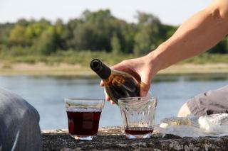 Verre de vin rouge examiné à la lumière lors d'une dégustation