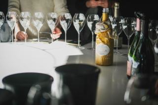 Examiner un vin nature avant de le servir Verre de vin rouge examiné à la lumière lors d'une dégustation