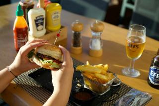 La carte : burger cevenol et plats du marche a la Cantine