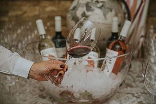 Pourquoi servir le vin rouge frais change tout au verre ?