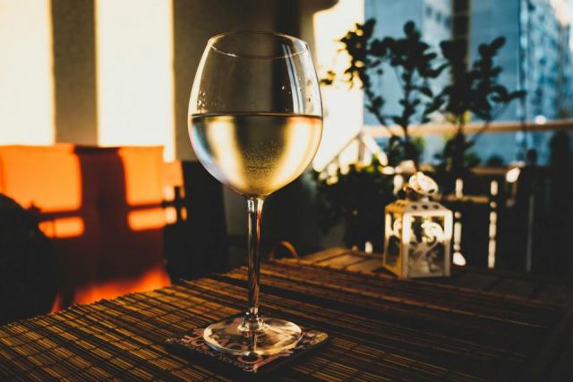 Vins blancs naturels : du blanc sec tendu au blanc floral et opulent